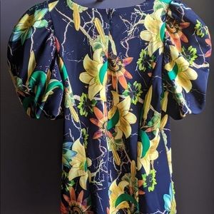 Puffy shoulders. Trendy flower top!